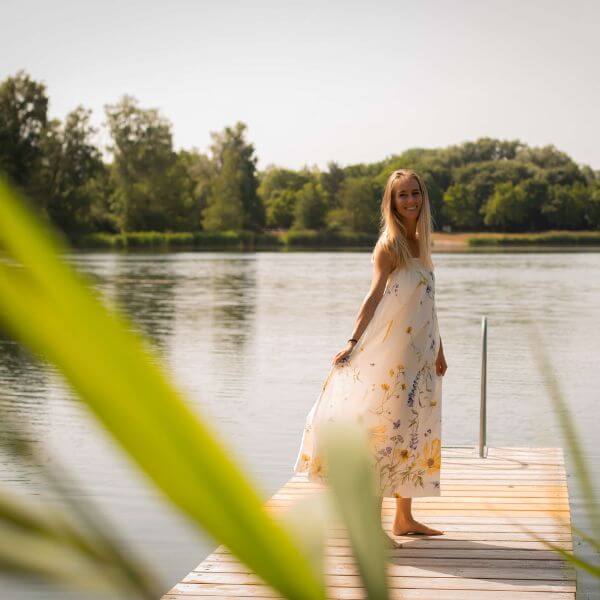 Frau am See